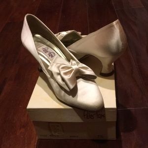 Peter Fox low heeled shoes